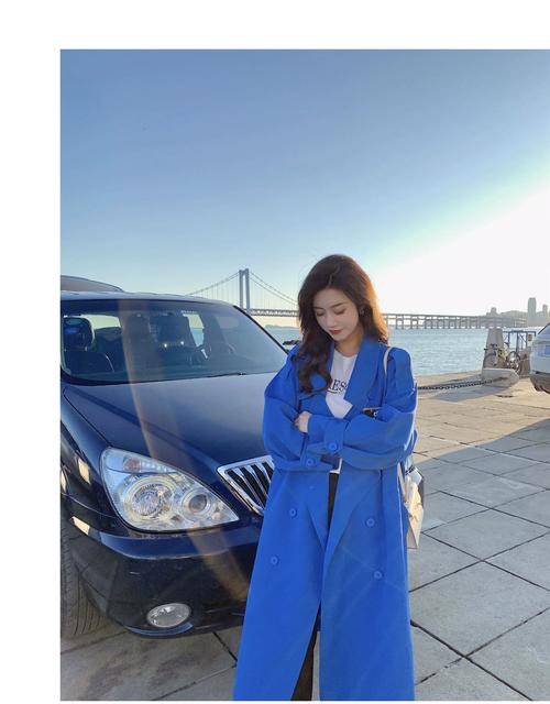 学生蓝色大衣怎么搭配衣服好看