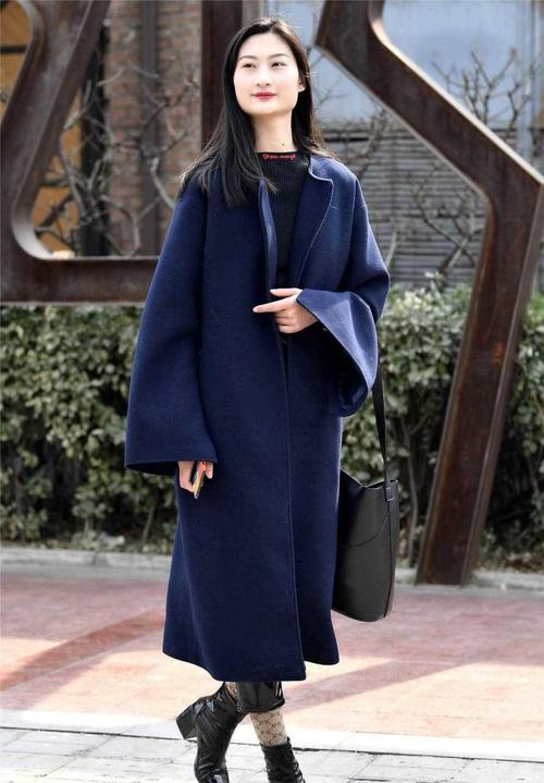 蓝色外套配什么内搭