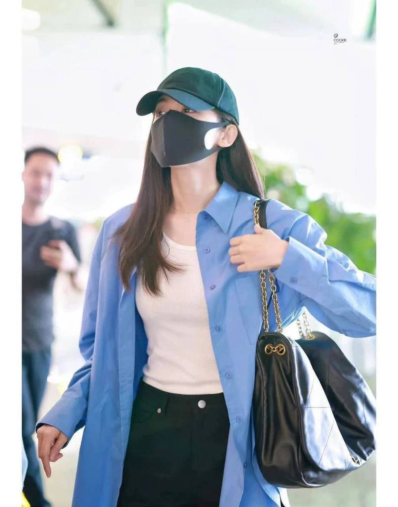 蓝色外套配什么内搭