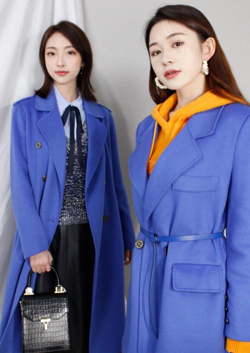 学生蓝色大衣怎么搭配