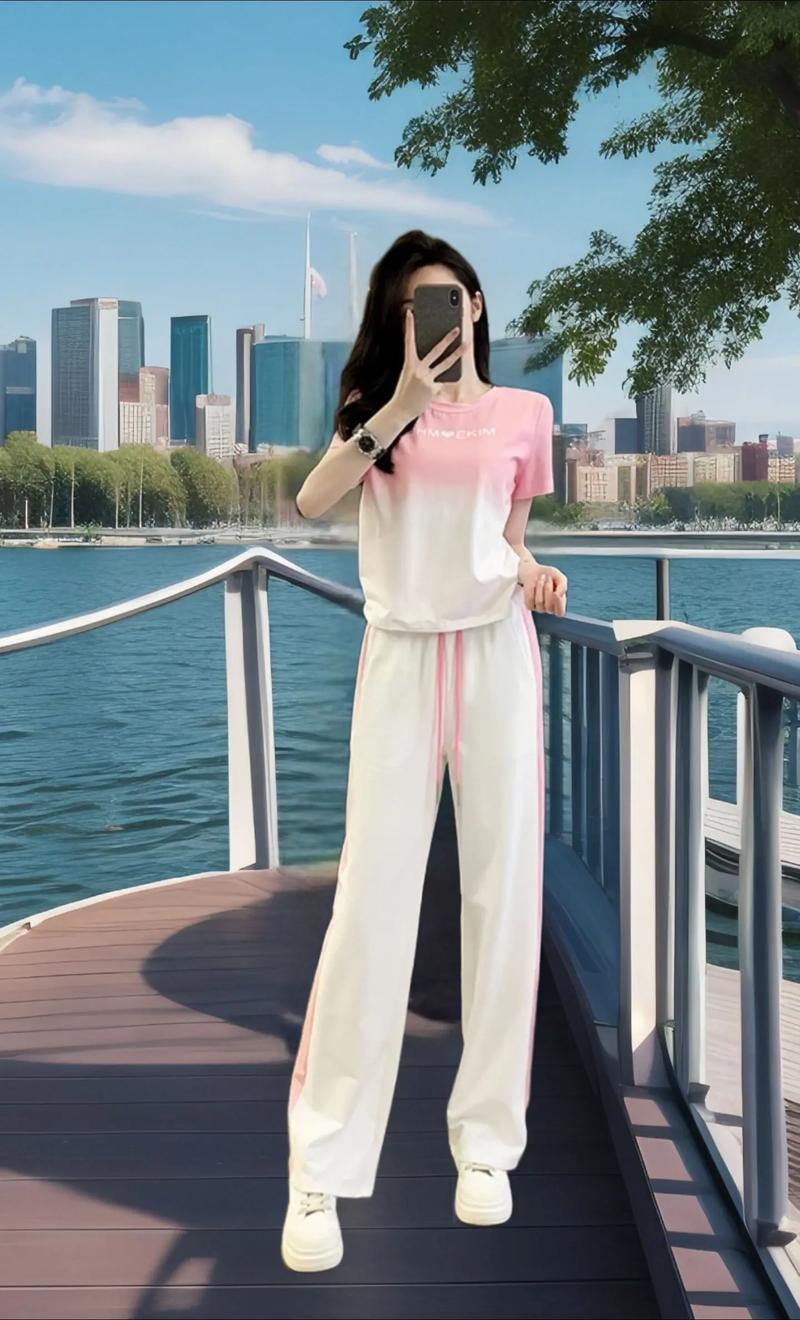 修身短袖下面怎么搭配裤子