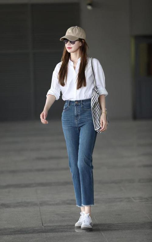 白色衣服配什么外套