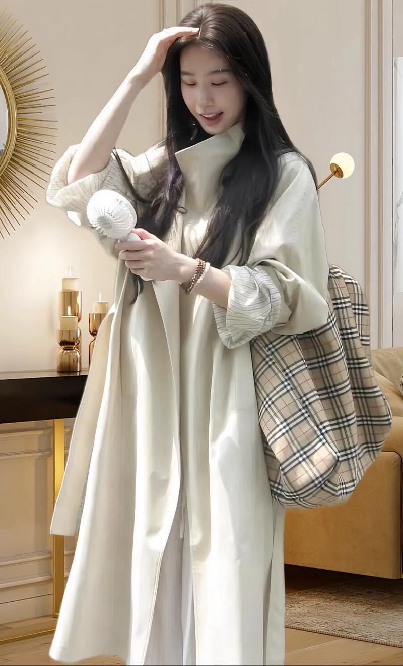 杏色外套怎么搭配好看