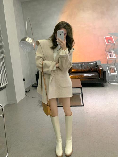 杏色外套怎么搭配好看