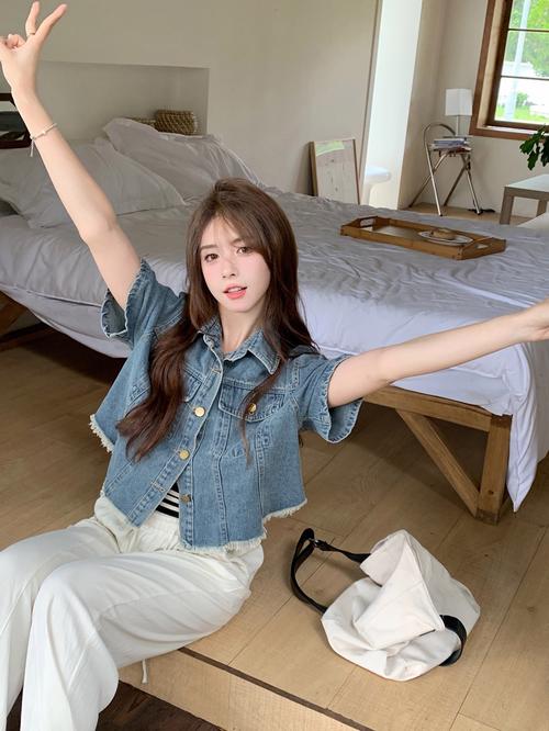 夏牛仔短上衣怎么搭配