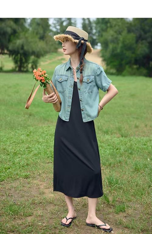 夏牛仔短上衣怎么搭配