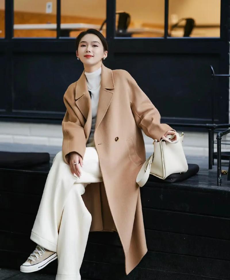 驼色尼大衣怎么搭配什么围巾