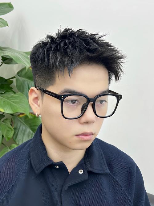 瘦脸适合什么发型男