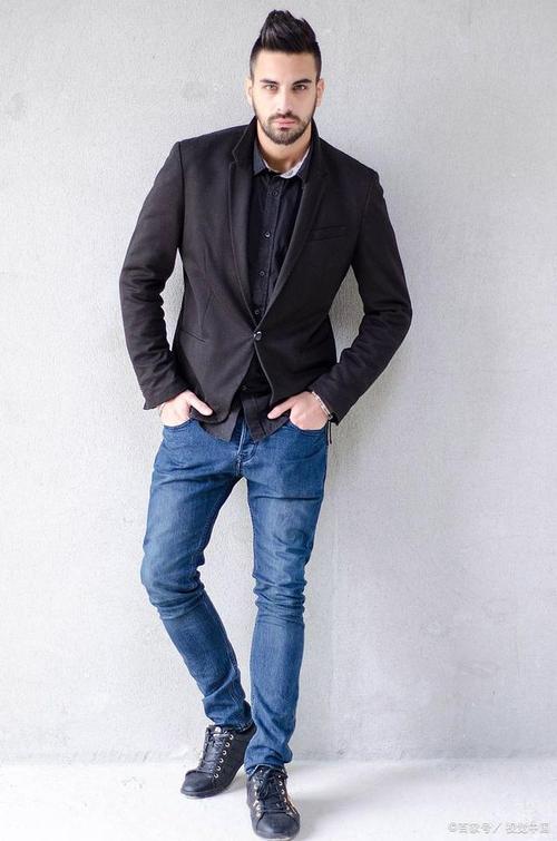 穿西服配什么裤子