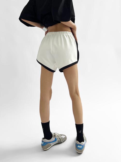 运动短裤配什么上衣