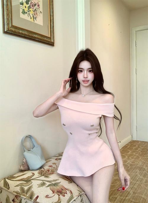 一字领短袖怎么搭配