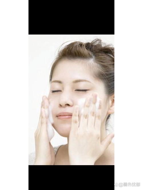 洗面奶加白糖洗脸方法