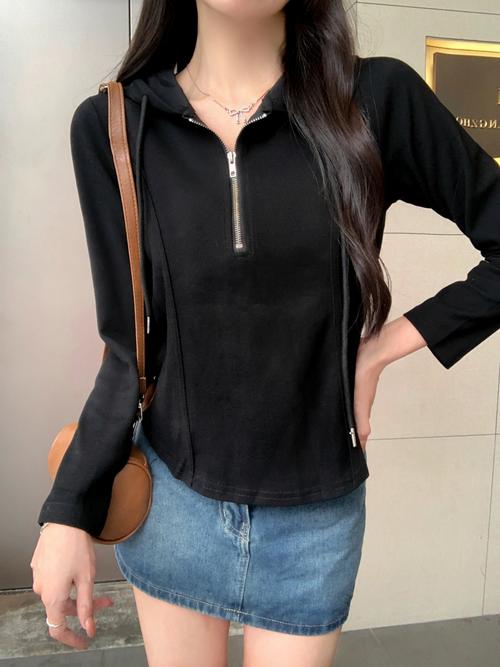 卫衣里面穿什么打底