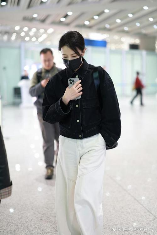 女士白色直筒牛仔裤怎么搭配什么外套