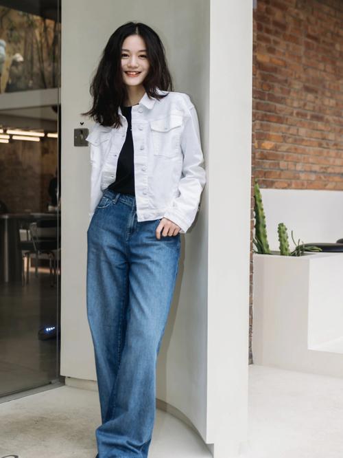 女士白色直筒牛仔裤怎么搭配什么外套