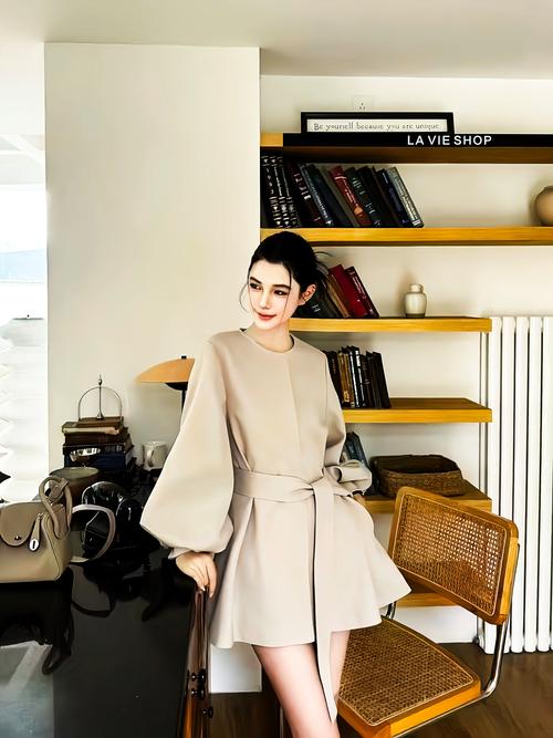 圆领长款风衣怎么搭配图片