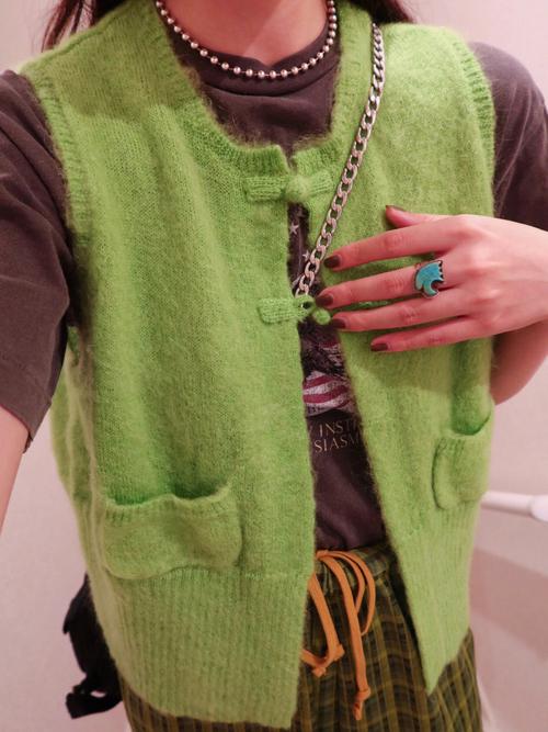 绿色背心怎么搭配衣服图片