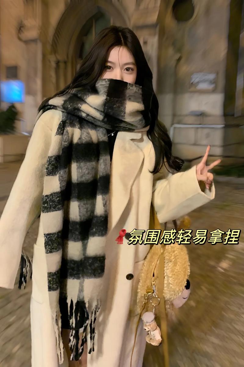 格子长外套怎么搭配围巾