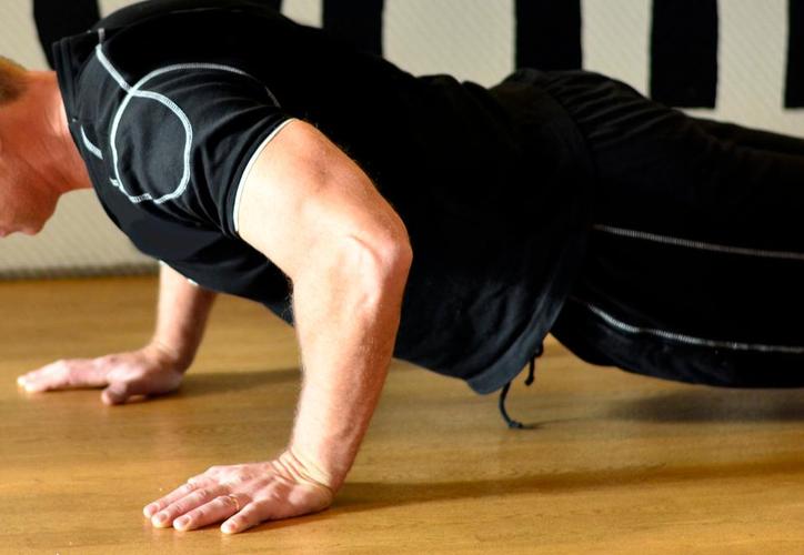 什么俯卧撑练胸肌