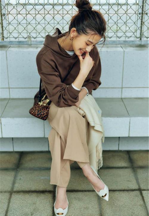 穿什么裤子显年轻