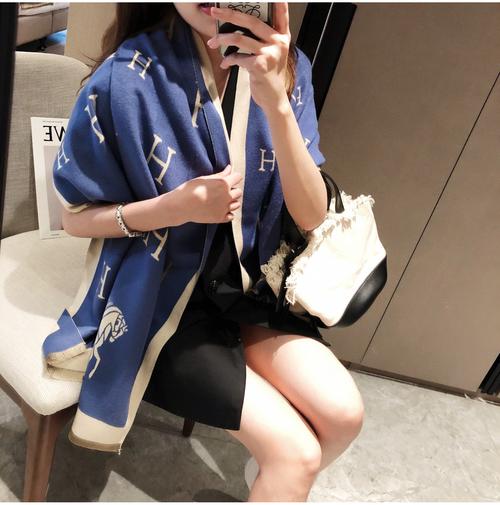 粉围巾怎么搭配图片