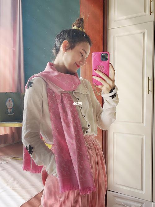 粉围巾怎么搭配