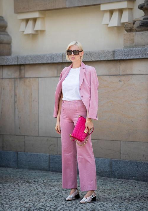 粉色上衣搭配什么颜色裤子