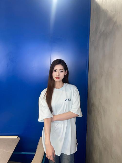 蓝色t恤搭配什么外套