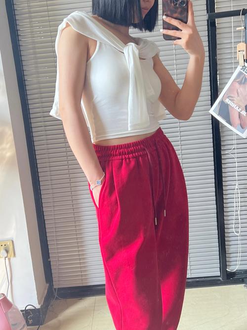 红色裤子配什么颜色好看