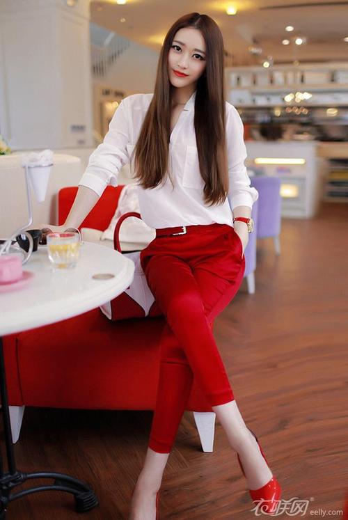 红色裤子配什么颜色好看