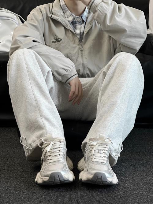 灰白色搭配什么颜色