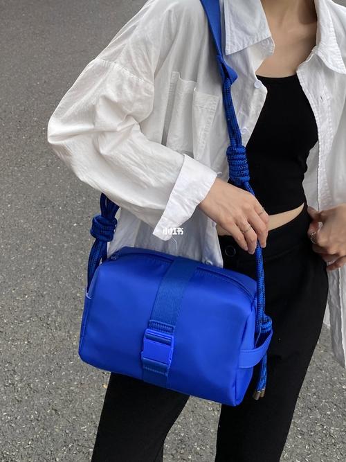 蓝色包怎么搭配衣服