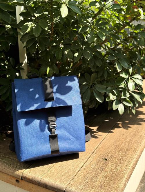 蓝色包怎么搭配衣服