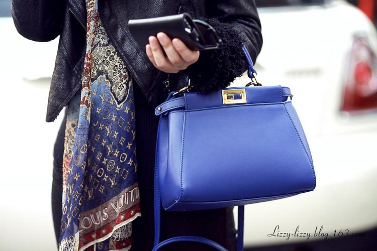 蓝色包怎么搭配衣服