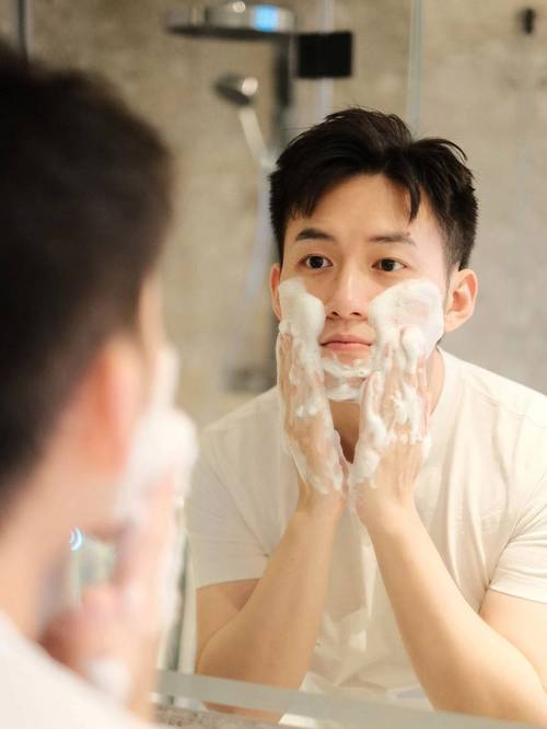 男士用洗面奶后用什么