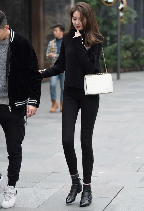 紧身小黑裤怎么搭配