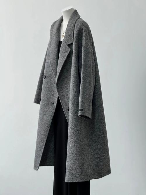 灰色修身风衣怎么搭配裤子