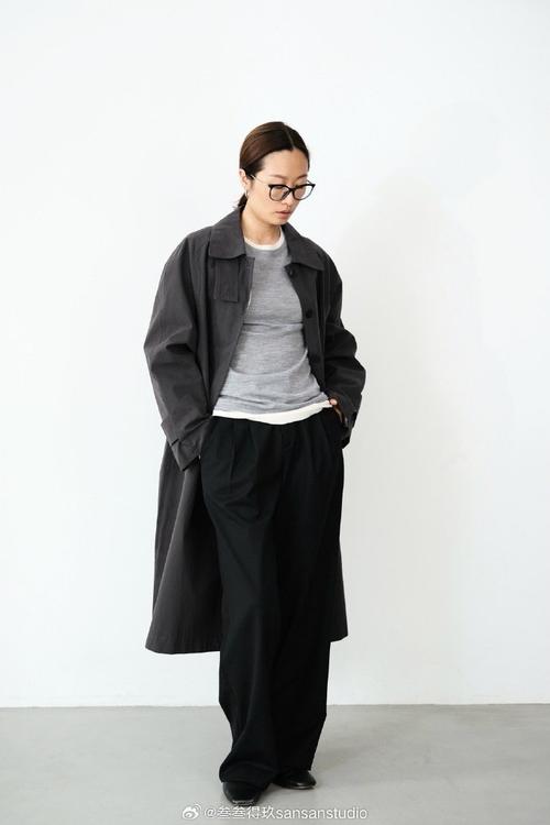 灰色修身风衣怎么搭配裤子