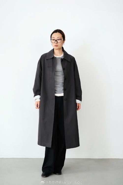 灰色修身风衣怎么搭配