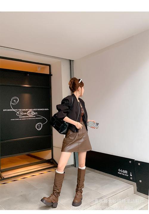 厚底筒靴怎么搭配衣服好看