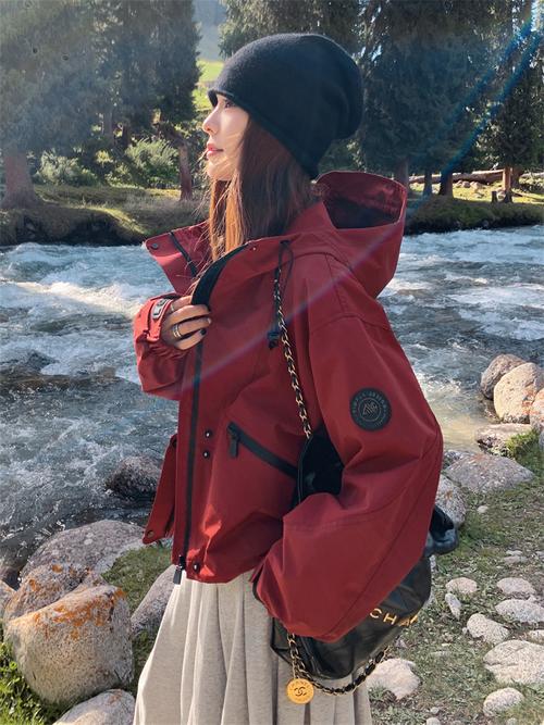 红色短上衣外套怎么搭配衣服图片