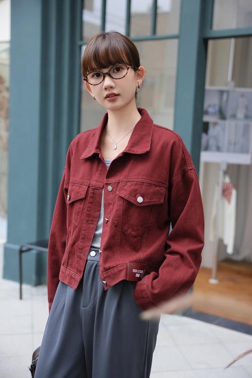 红色短上衣外套怎么搭配图片欣赏