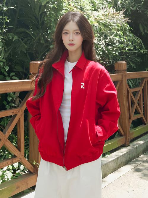 红色短上衣外套怎么搭配