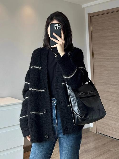 黑色针织开衫外套怎么搭配图片欣赏