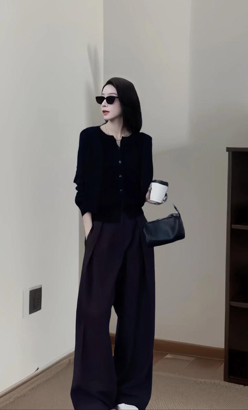 黑色针织开衫外套怎么搭配