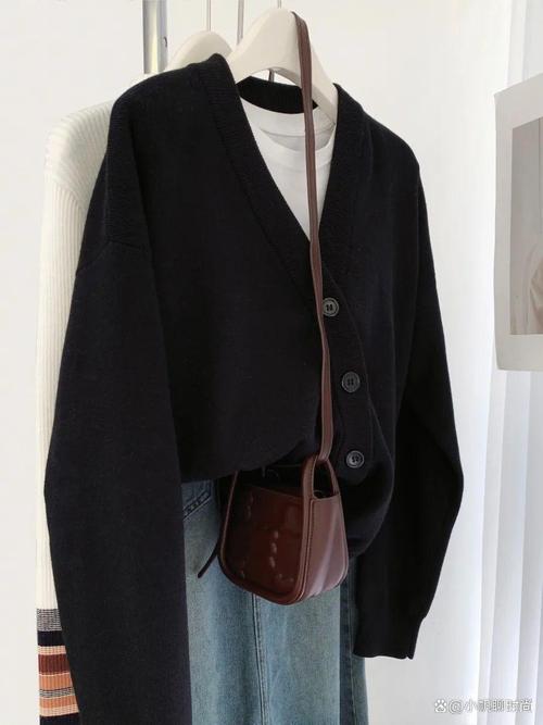 黑色针织开衫外套怎么搭配