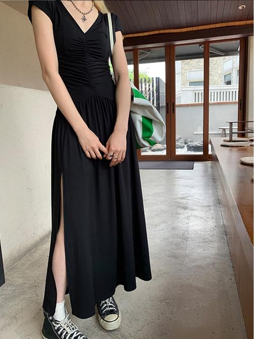 黑色休闲开衩长裙怎么搭配