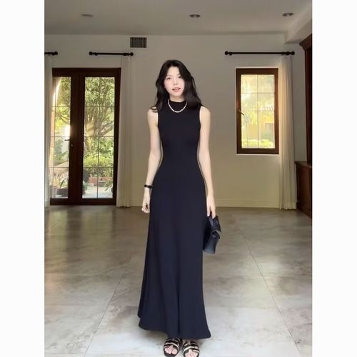 黑色无袖针织连衣长裙怎么搭配