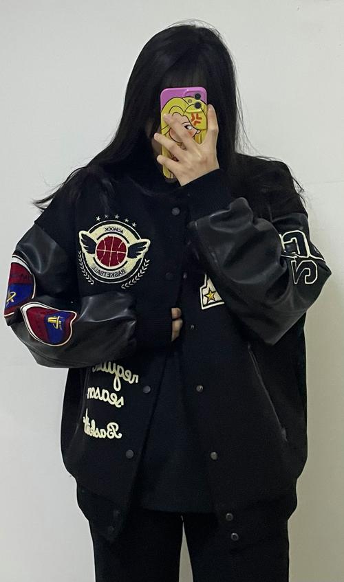 黑色条纹棒球服怎么搭配什么裤子