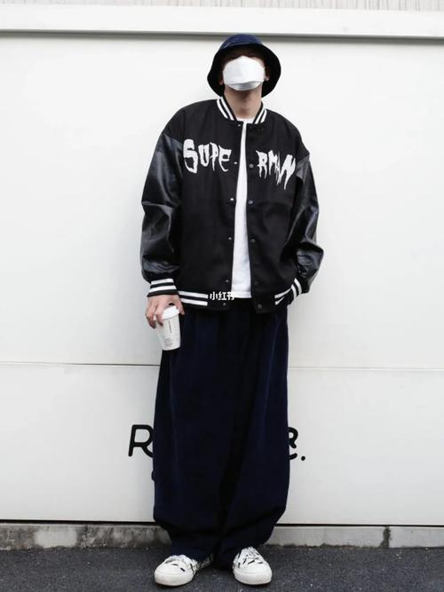 黑色条纹棒球服怎么搭配什么裤子